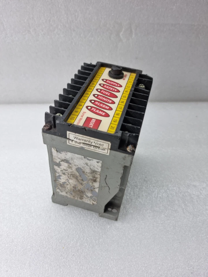 Industrial Burner Monitor Flame Safeguard Controller 230V AC With Reset Switch